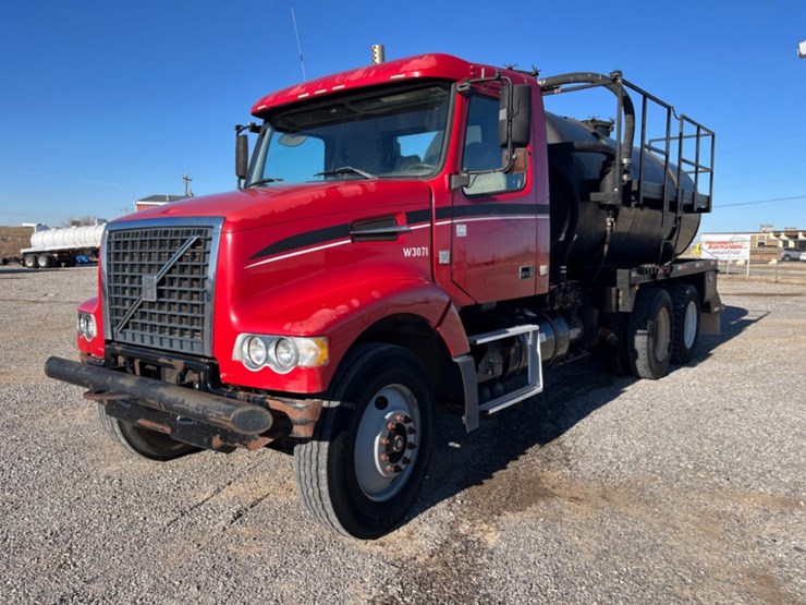 2009-volvo-vhd-bobtail-vacuum-truck-image-1