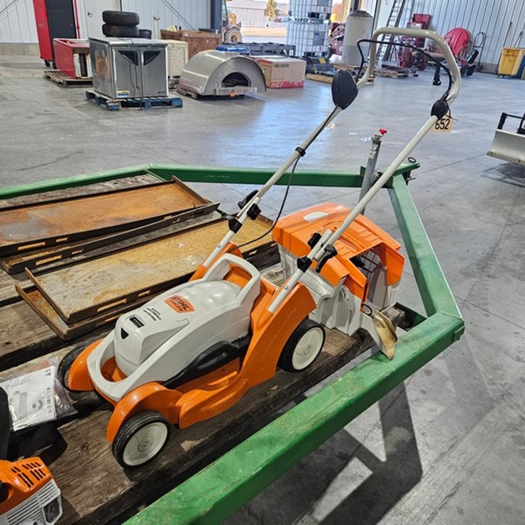 #652 • Stihl RMA 370 Battery Powered Lawn Mower