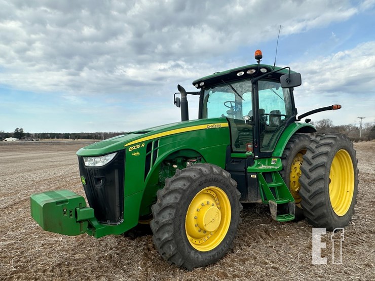 john-deere-8235r-image-1