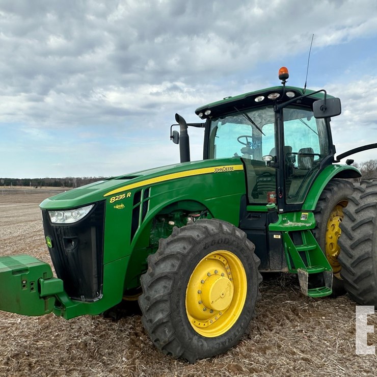 JOHN DEERE 8235R