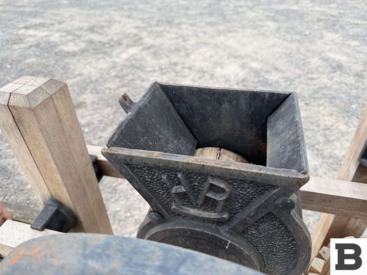 old-fashioned-mechanical-fruit-press-image-7