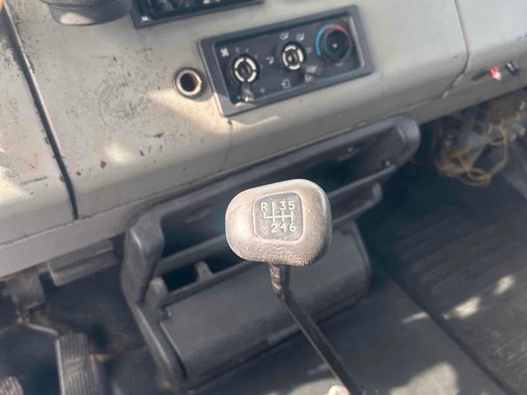 2000-freightliner-fl70-image-25