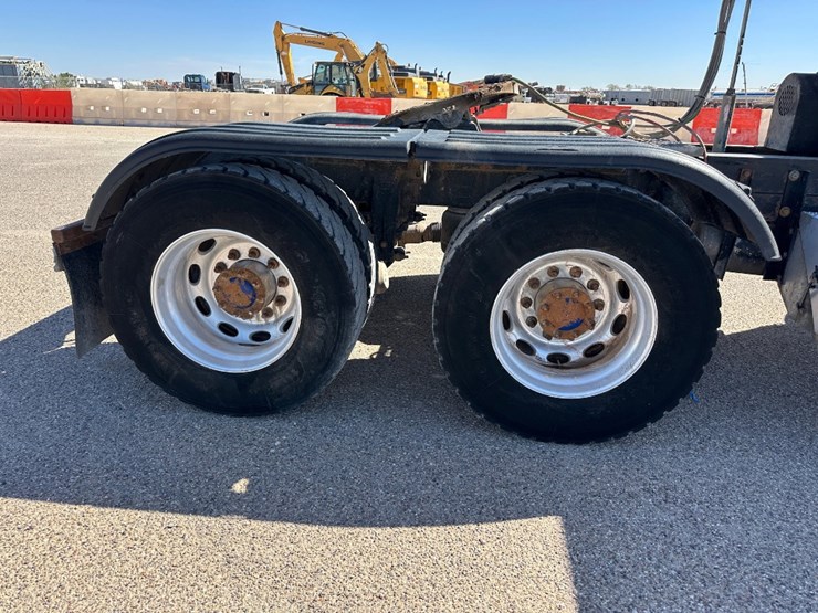 2008-peterbilt-365-image-5