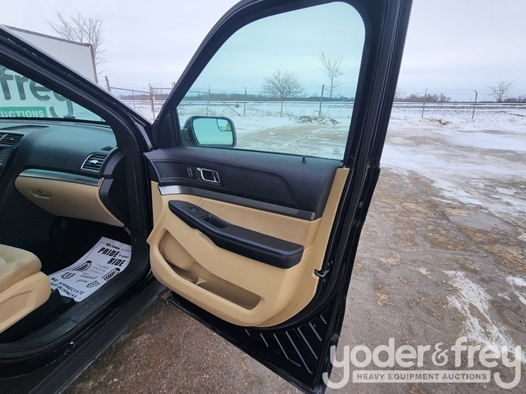 2016-ford-explorer-image-33