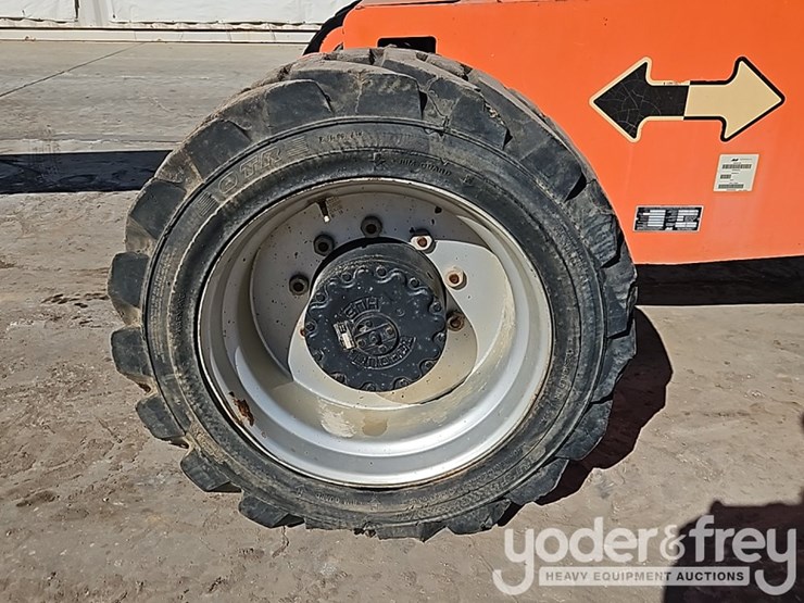 2016-jlg-800s-image-8