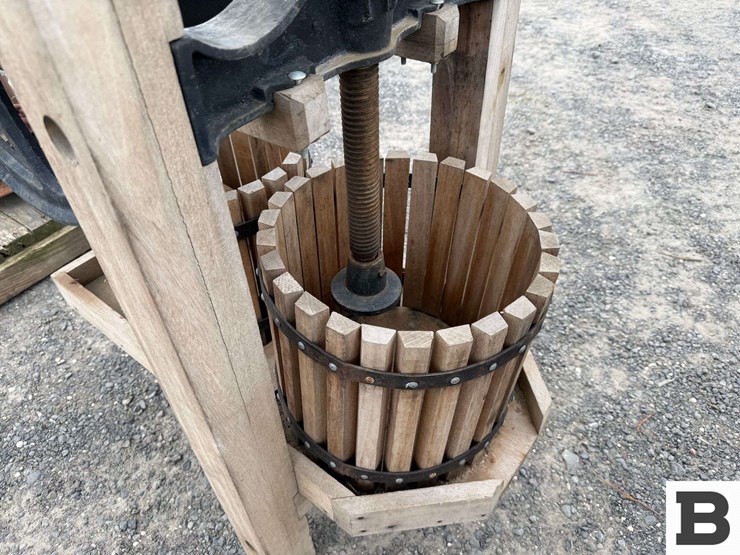 old-fashioned-mechanical-fruit-press-image-4