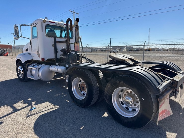 2010-peterbilt-384-image-8