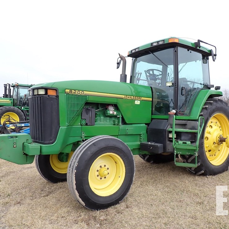 JOHN DEERE 8200