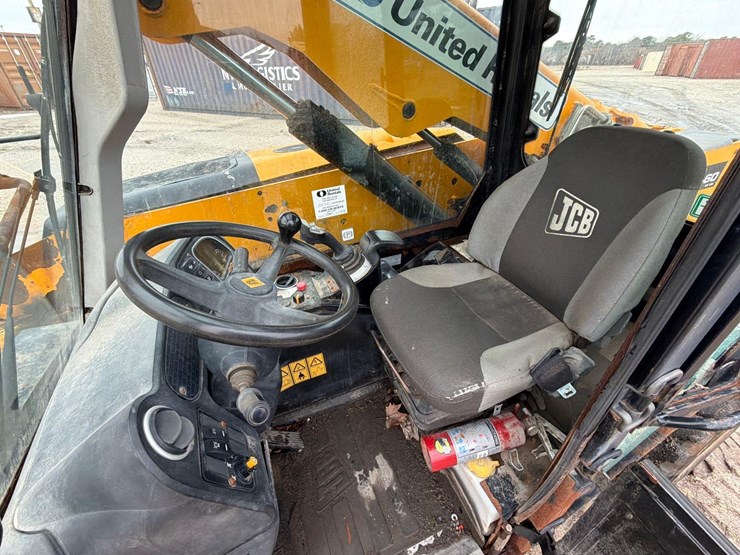 2017-jcb-525-60-image-11