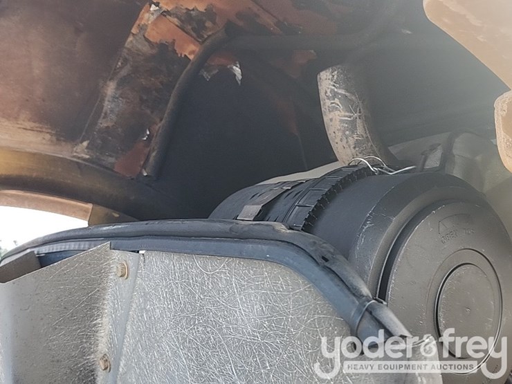 2011-caterpillar-cp74-image-26