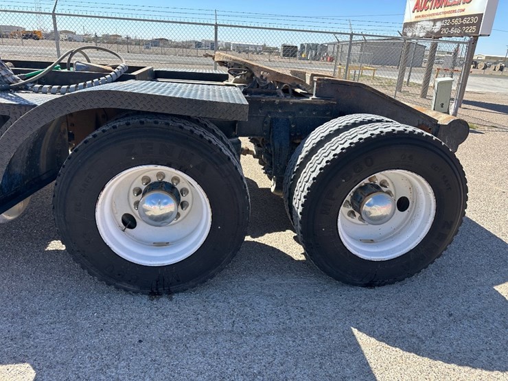 2013-peterbilt-367-image-11