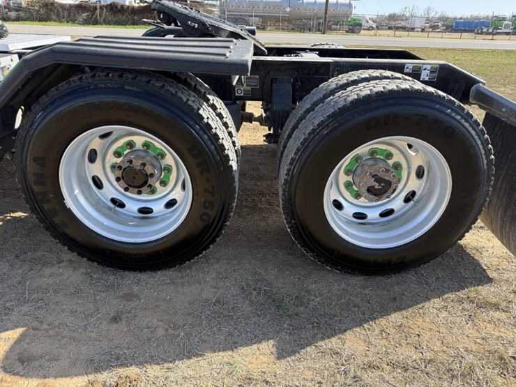 2021-peterbilt-367-image-19