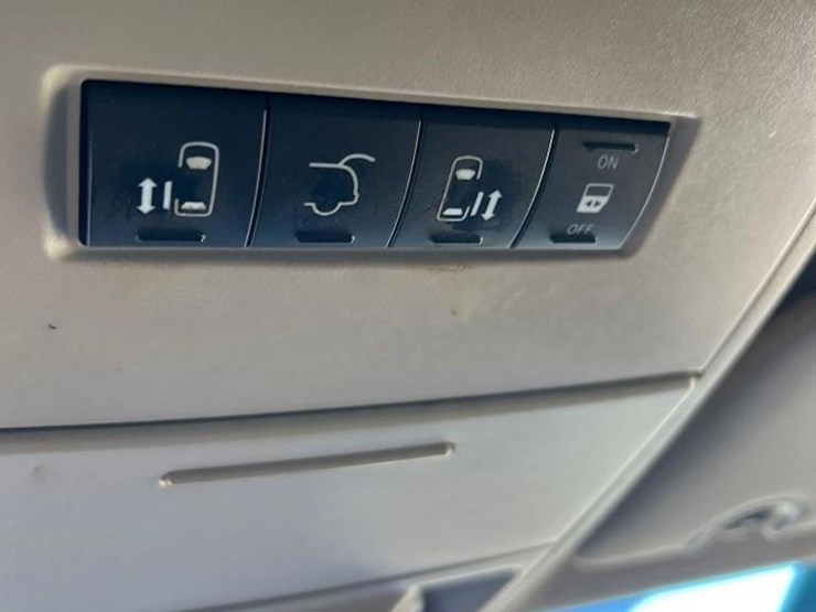 2016-chrysler-town-&-country-image-22