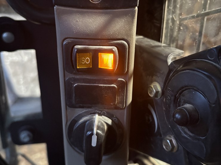 2012-case-sv300-image-34