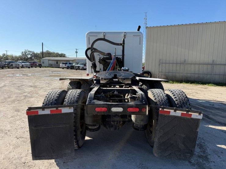 2018-peterbilt-567-image-5