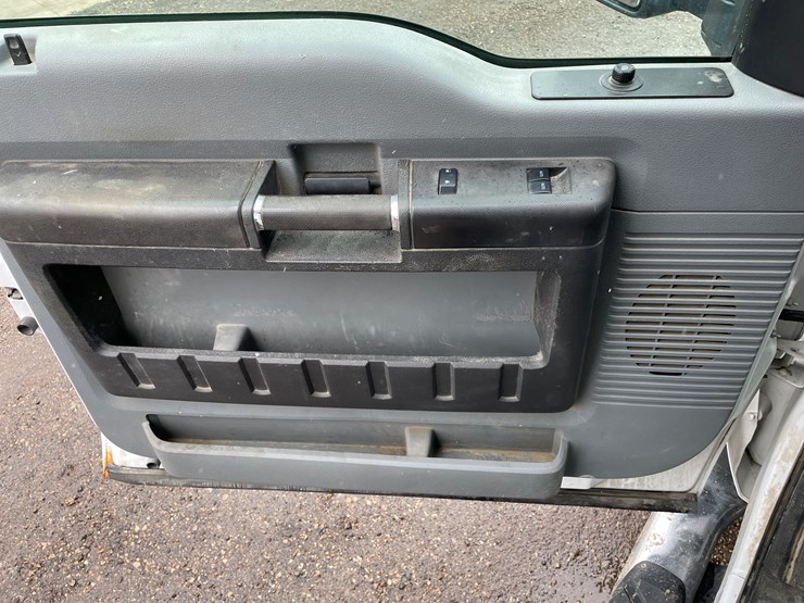 2014-ford-f550-xl-image-54