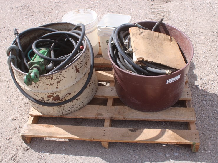 #3004-•-pallet-of-assorted-hydraulic-hoses,-cylinder,-and-misc.-parts-image-1