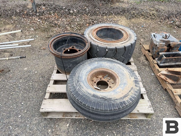 american-farmer-9.00-10sl-tire-and-rim,-28x12.5-15-tire-and-rim,-18"-forklift-rim-image-1