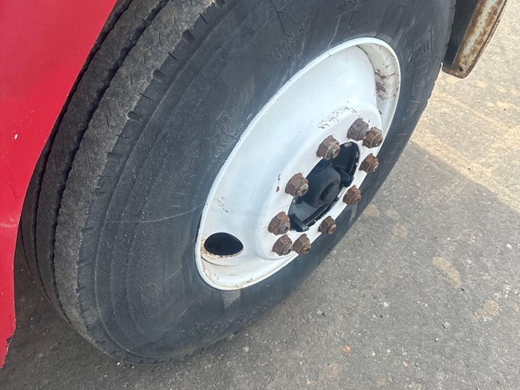 2000-freightliner-fl70-image-15