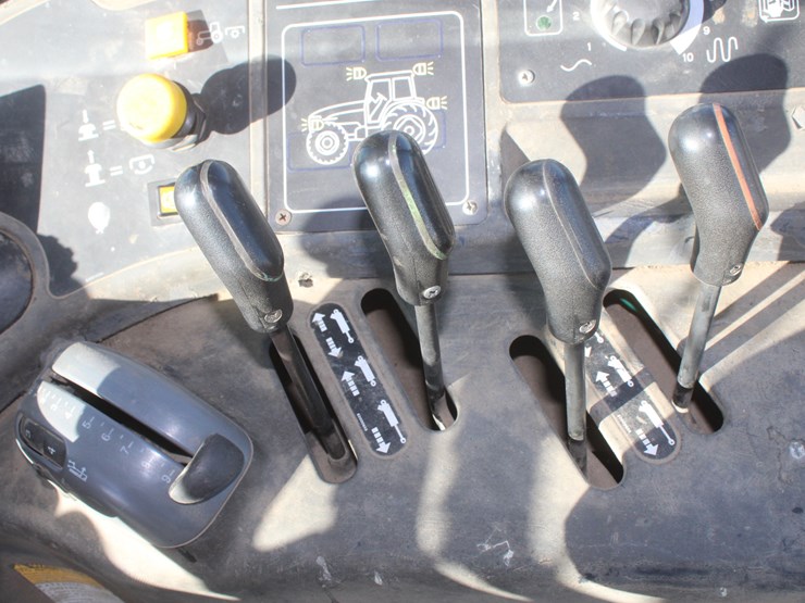 new-holland-tm125-image-68