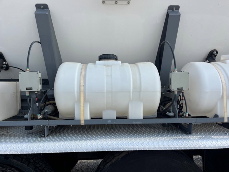 2020-freightliner-114sd-image-17