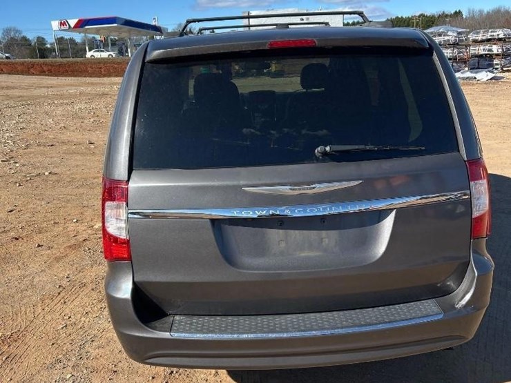 2016-chrysler-town-&-country-image-6