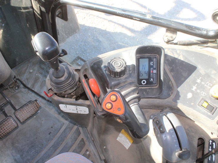 new-holland-tm125-image-65