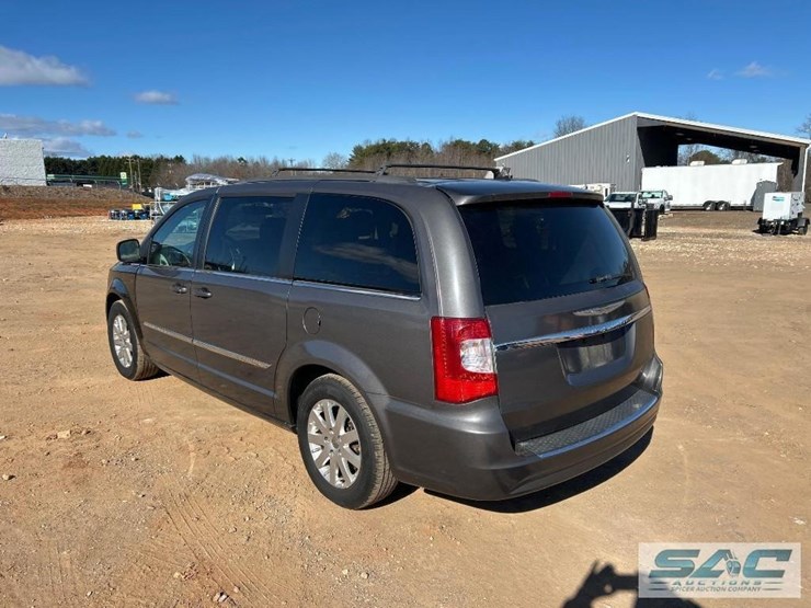 2016-chrysler-town-&-country-image-2