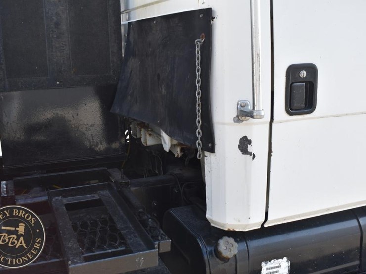 2001-freightliner-fl60-image-14