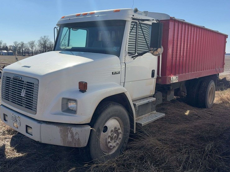 2004-freightliner-fl70-image-1