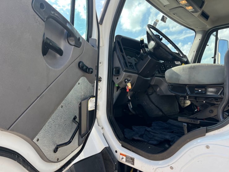 2020-freightliner-114sd-image-24