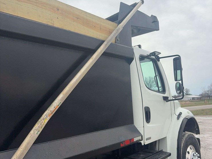 2009-freightliner-business-class-m2-106-image-18