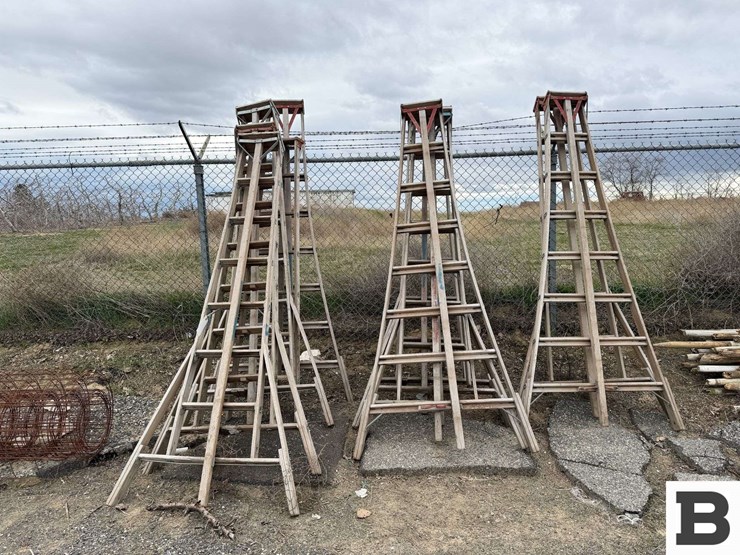 7'-wooden-orchard-ladders-image-1