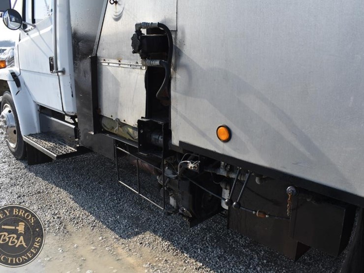 2001-freightliner-fl60-image-12