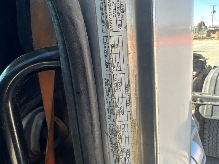 2010-peterbilt-384-image-14