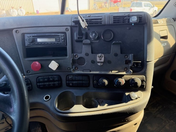 2013-freightliner-cascadia-113-image-26