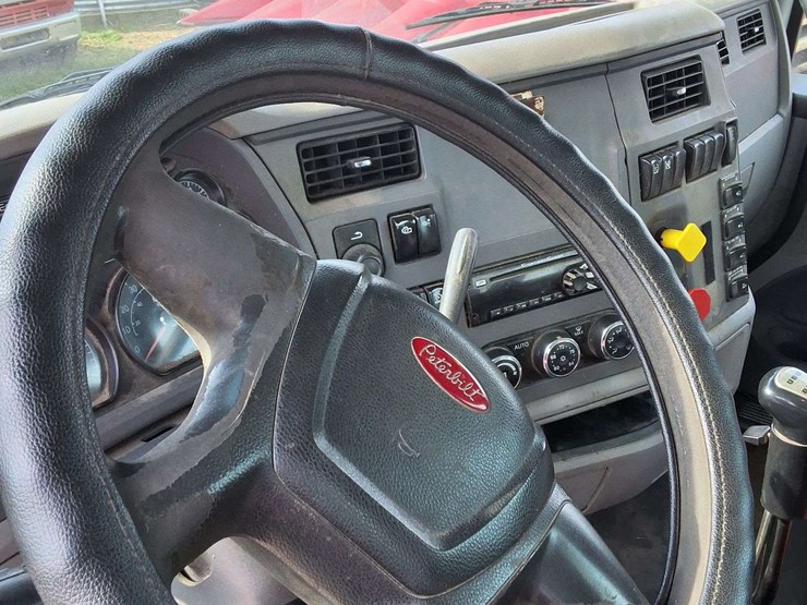 2016-peterbilt-579-image-27