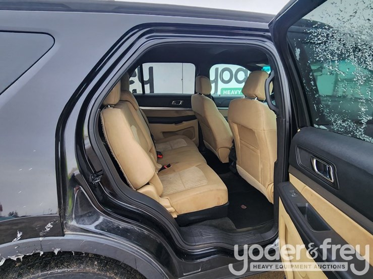 2016-ford-explorer-image-31