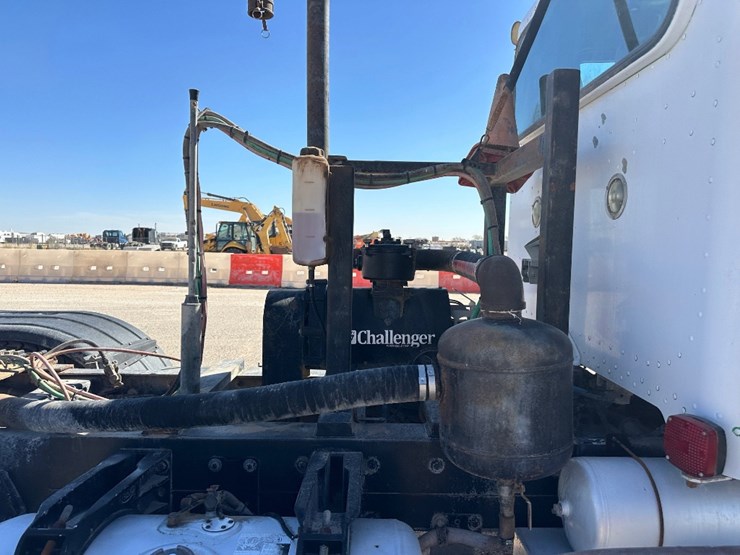 2010-peterbilt-384-image-4