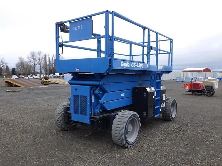 2017-genie-gs-4390-scissor-lift-image-1