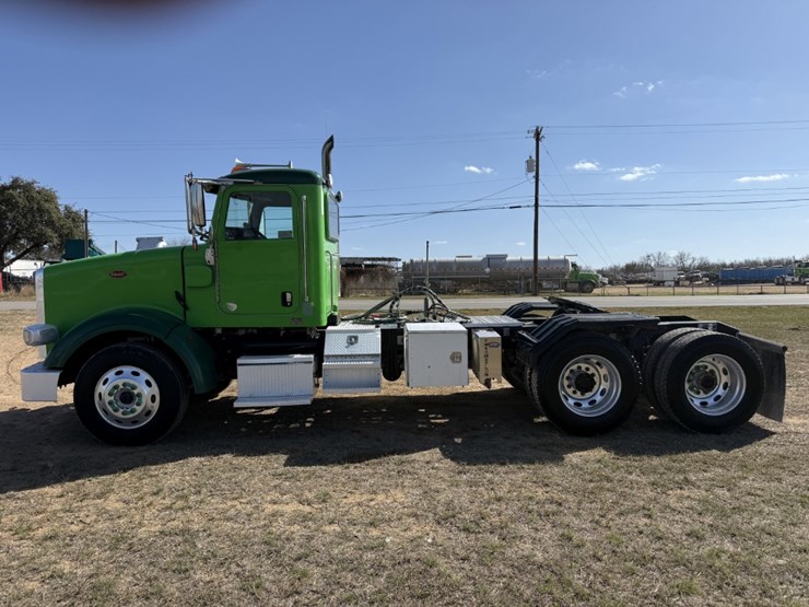 2020-peterbilt-367-image-8