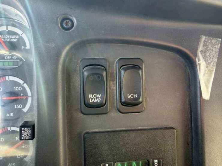 2013-freightliner-108sd-image-17