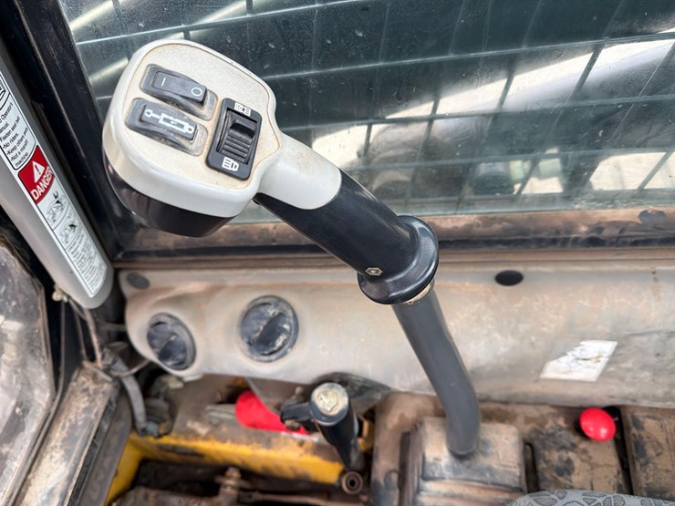 2019-new-holland-c237-image-21