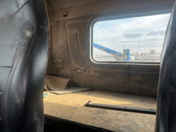 2011-peterbilt-367-image-11