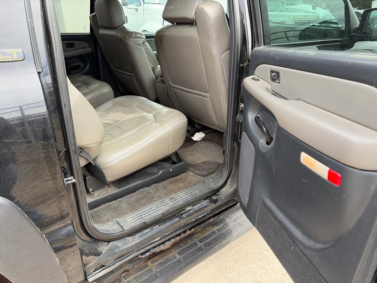2002-chevrolet-suburban-image-9