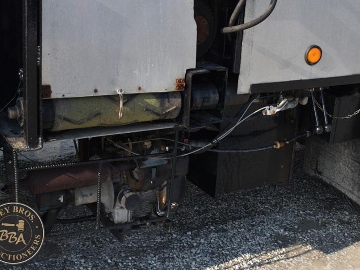 2001-freightliner-fl60-image-10