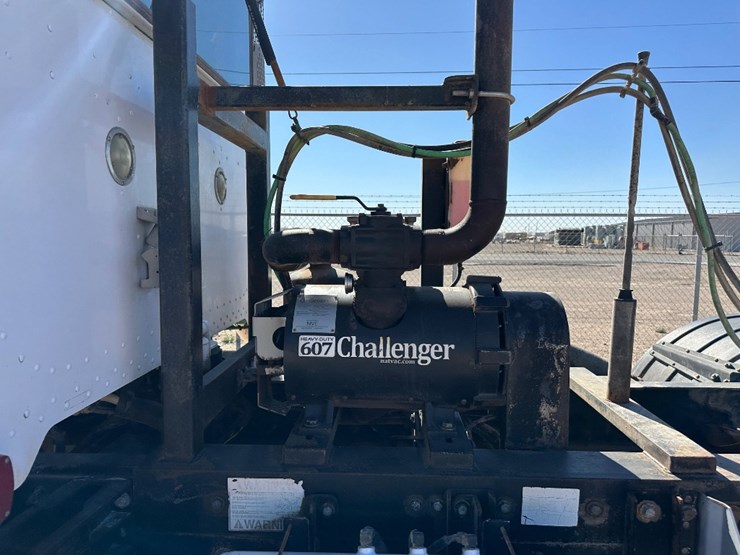 2010-peterbilt-384-image-10