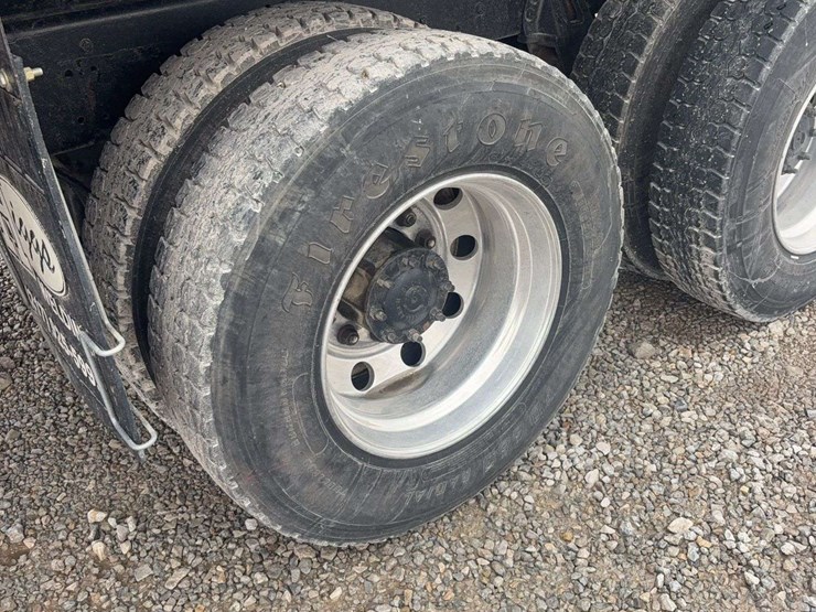 2009-freightliner-business-class-m2-106-image-8