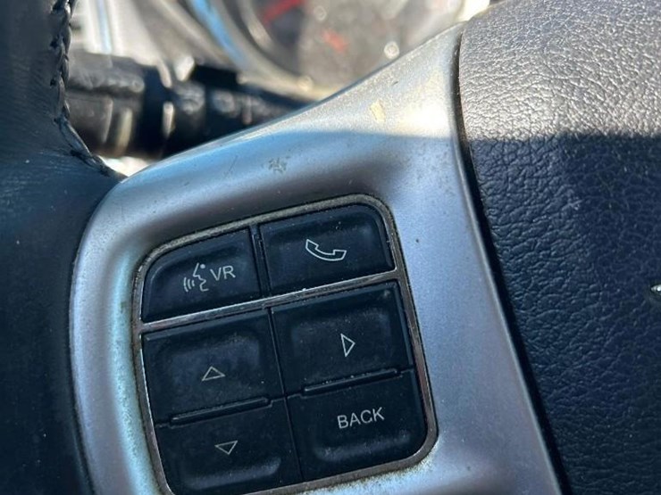 2016-chrysler-town-&-country-image-35