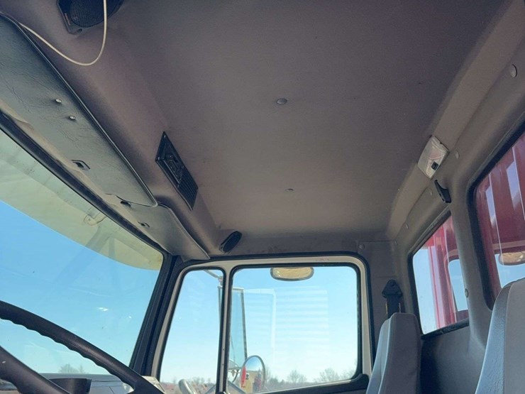 2004-freightliner-fl70-image-22